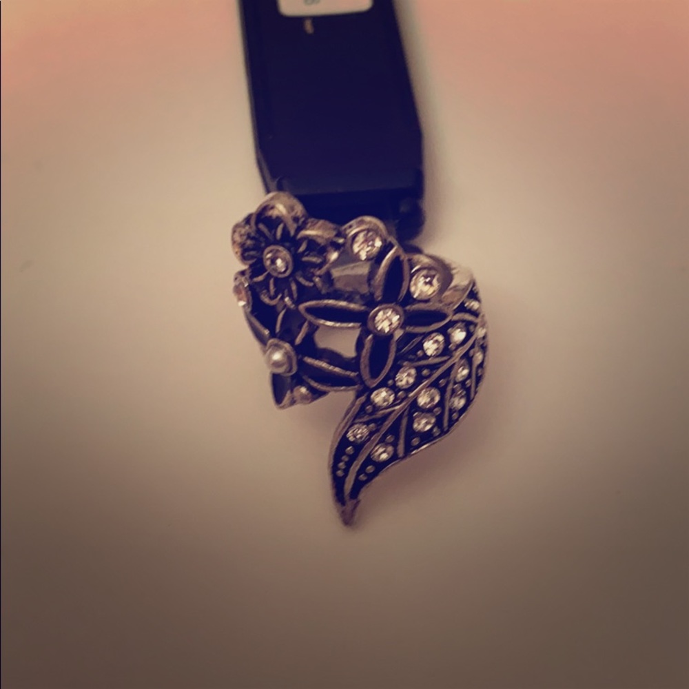 Guess Silver Tone Flower and Leaf Ring Size 7